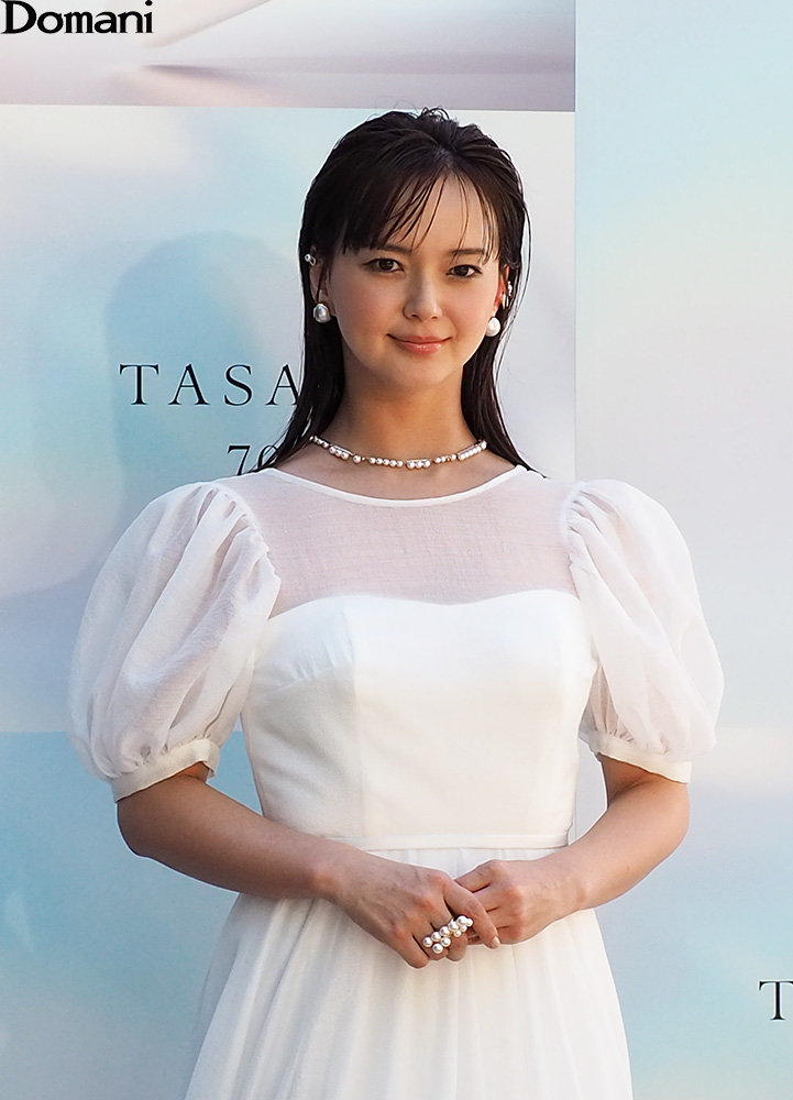 白いドレスの多部未華子さん