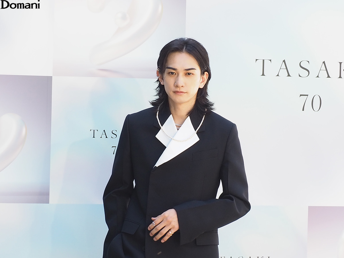 ポーズをとる町田啓太さん