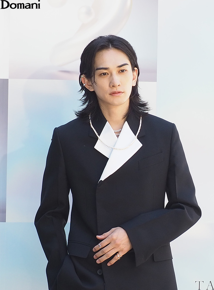 パールを纏った町田啓太さん