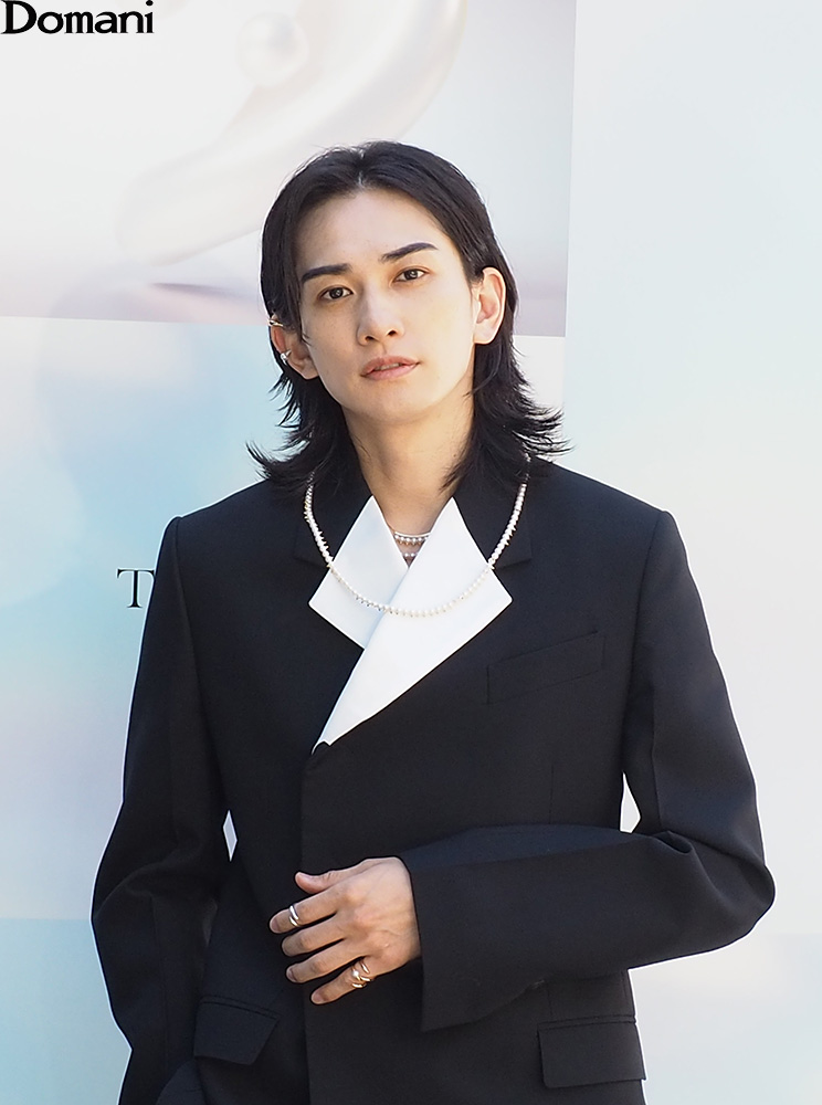 ジュエリーを纏った町田啓太さん