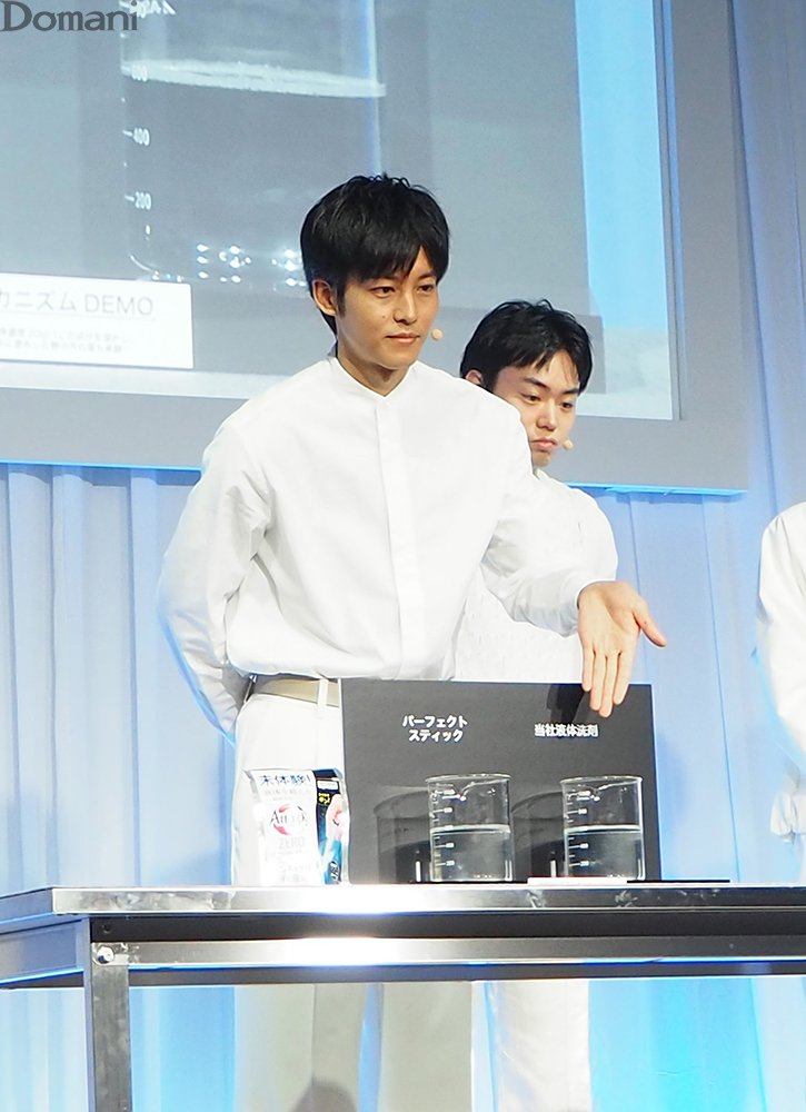 実験道具を指さす松坂桃李さん、菅田将暉さん