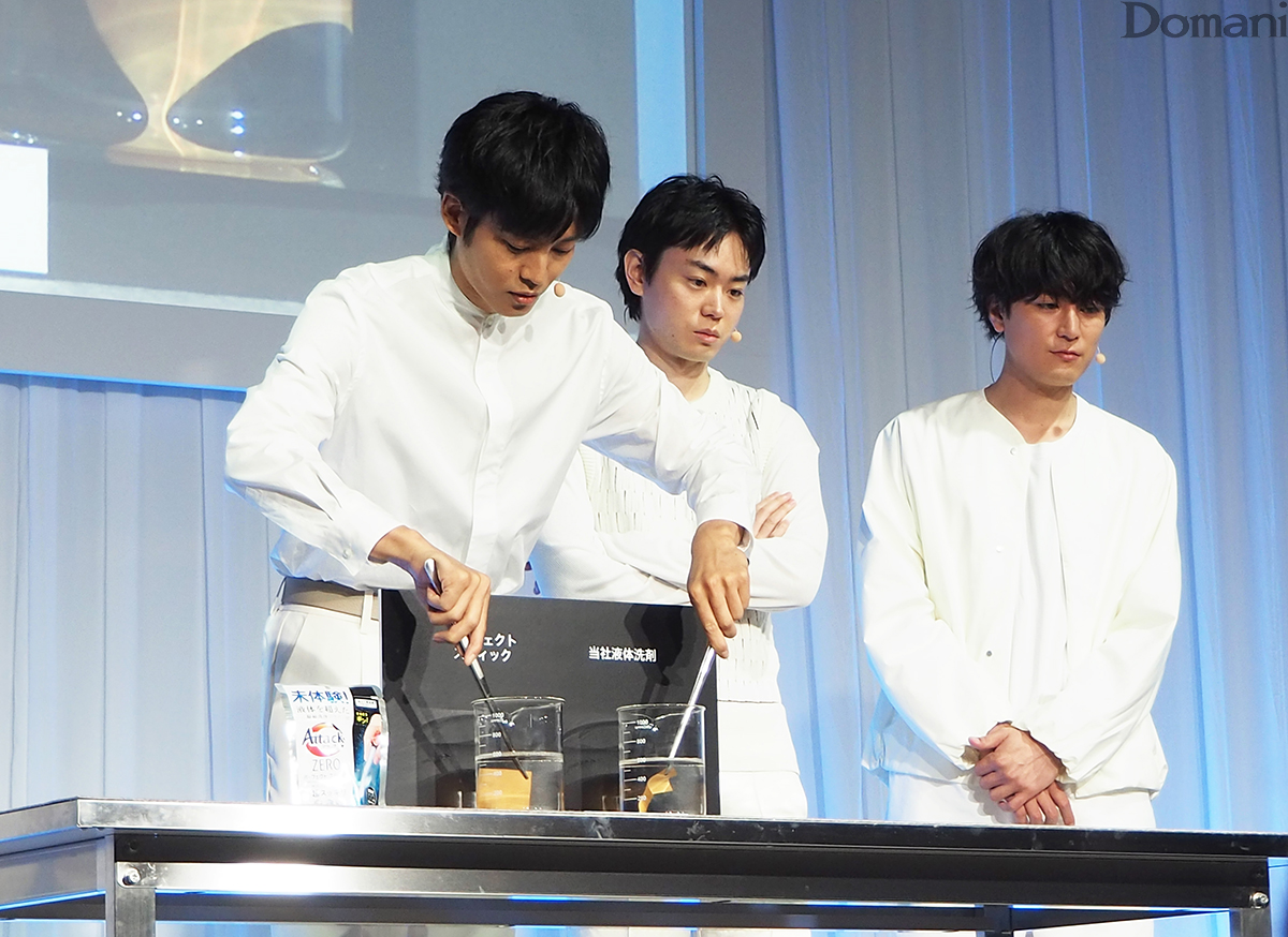 実験する松坂桃李さん、菅田将暉さん、間宮祥太朗さん