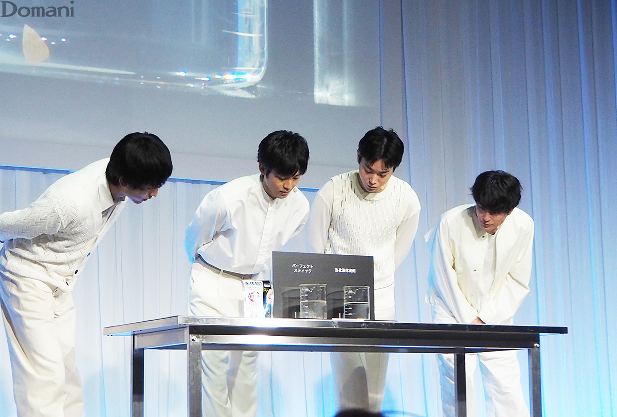 実験に参加する杉野遥亮さん、松坂桃李さん、菅田将暉さん、間宮祥太朗さん