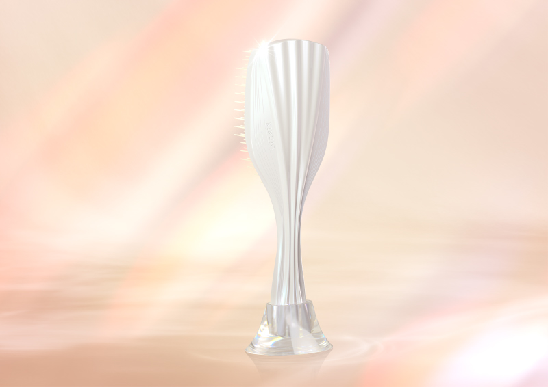 スタンドに立てられた白いブラシの写真