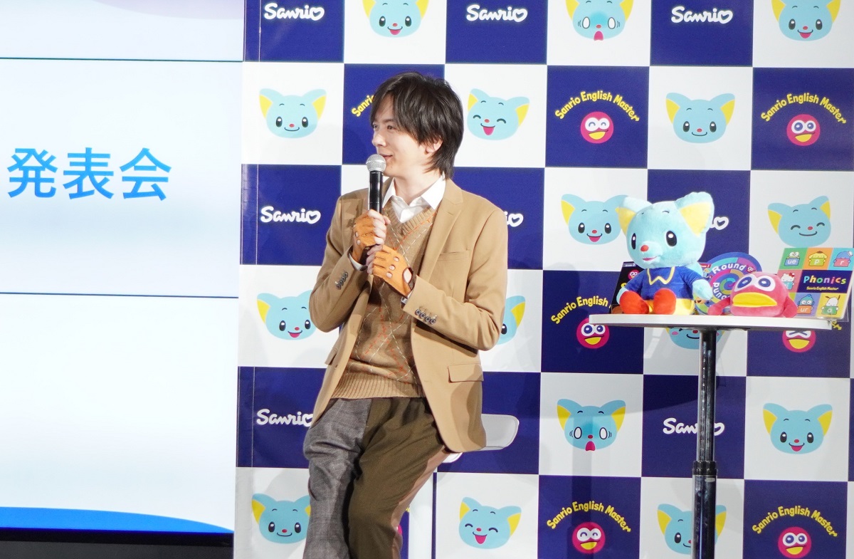 マイクを持って話すDAIGOさん