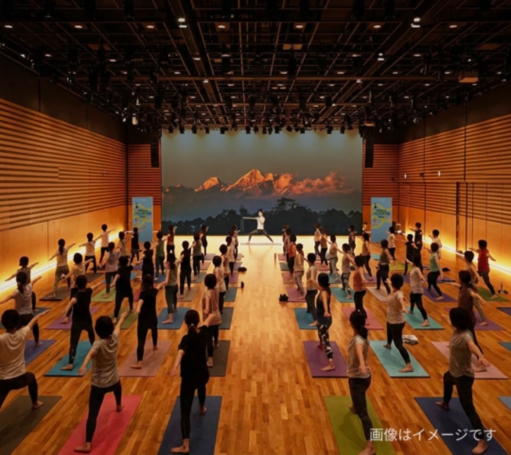 屋内でヨガをしている人たちのイメージ写真