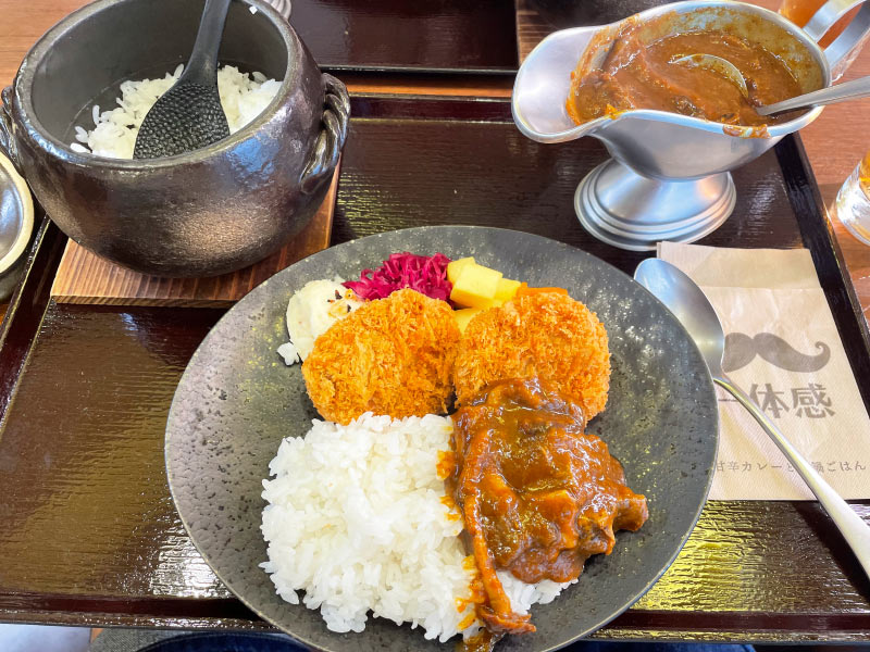 土鍋ごはん、カレー、カツカレーのお皿の写真
