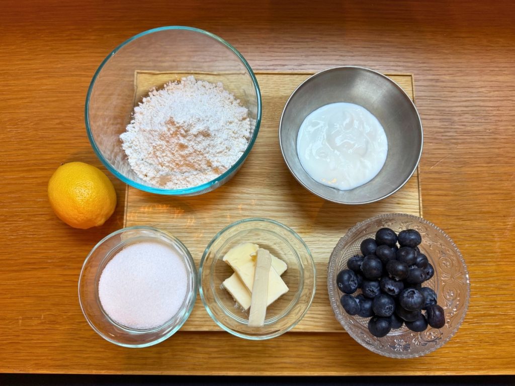 お菓子の材料を並べた写真