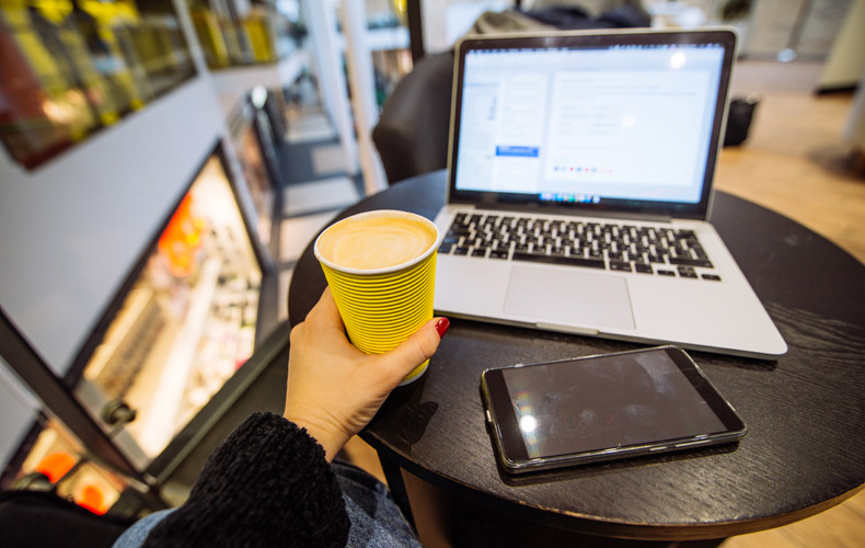 カフェでPCを開く人
