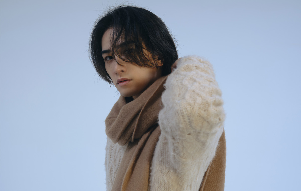 ストールに手をかけた町田啓太さん