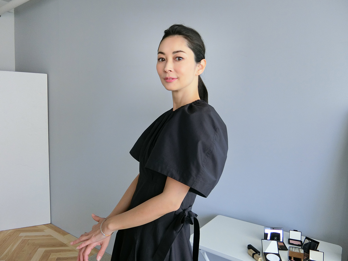 伊東美咲さん 腰から上