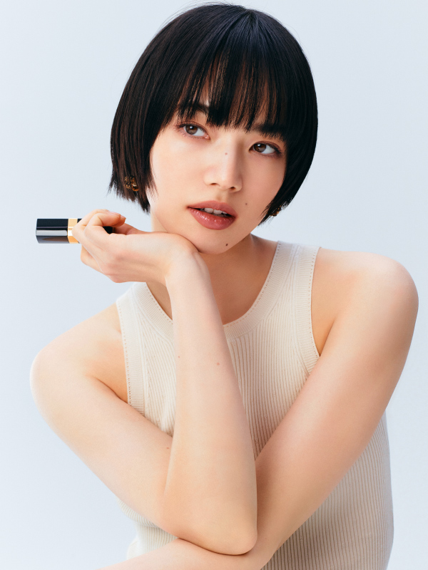 シャネルのリップを持った小松菜奈さん