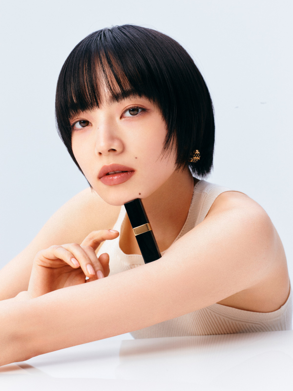 シャネルのリップを持った小松菜奈さんの写真