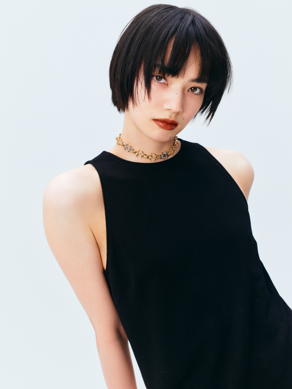 黒いタンクトップを着用した小松菜奈さんの上半身写真