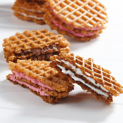 ワッフル生地にクリームがサンドされた焼き菓子の写真