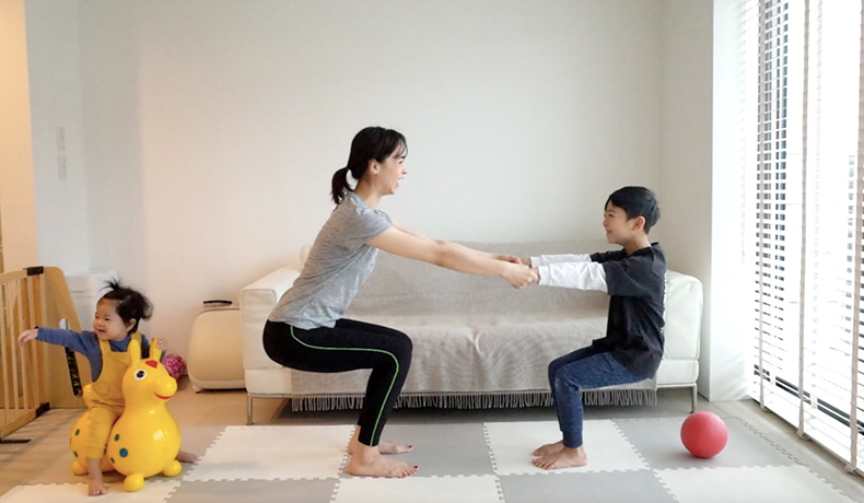 親子で椅子のポーズをしている写真