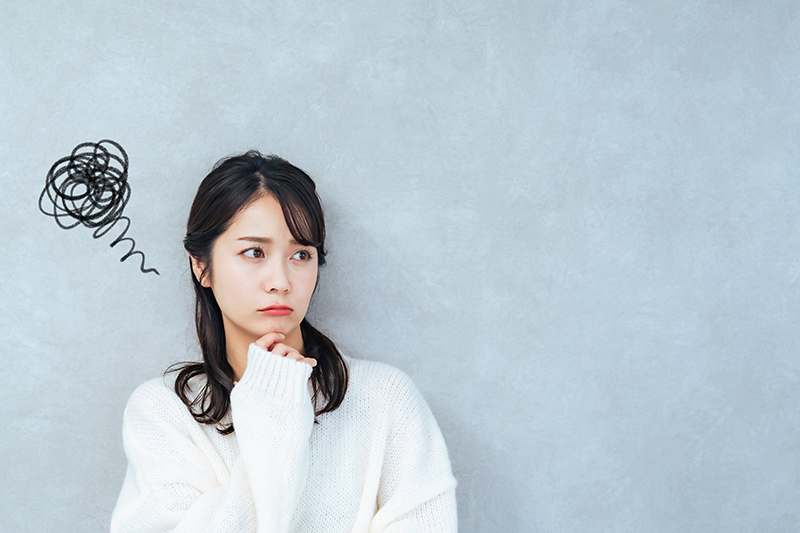 悩む女性