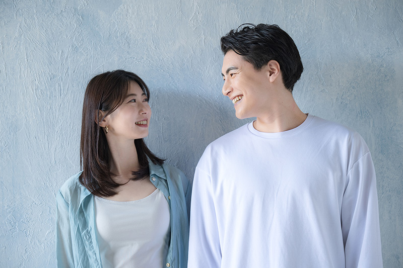 手を繋いで見つめ合うカップル・夫婦