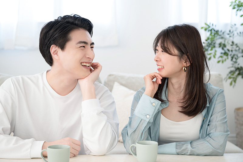 リビングでくつろぐカップル・夫婦