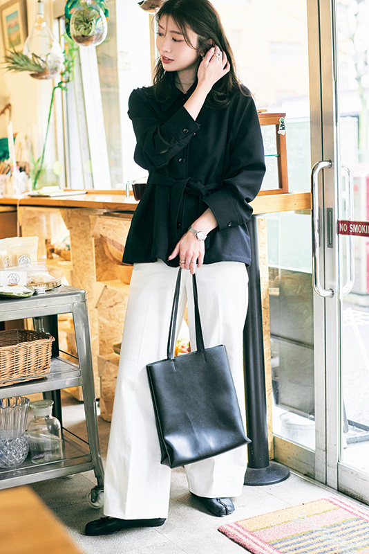 黒シャツ×白ワイドパンツ