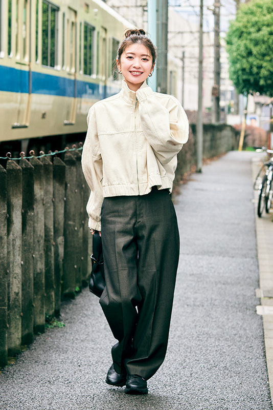 ブルゾン×パンツ×レザースニーカー