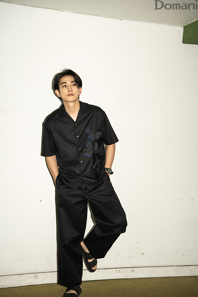 白壁の前に立つ町田啓太さん
