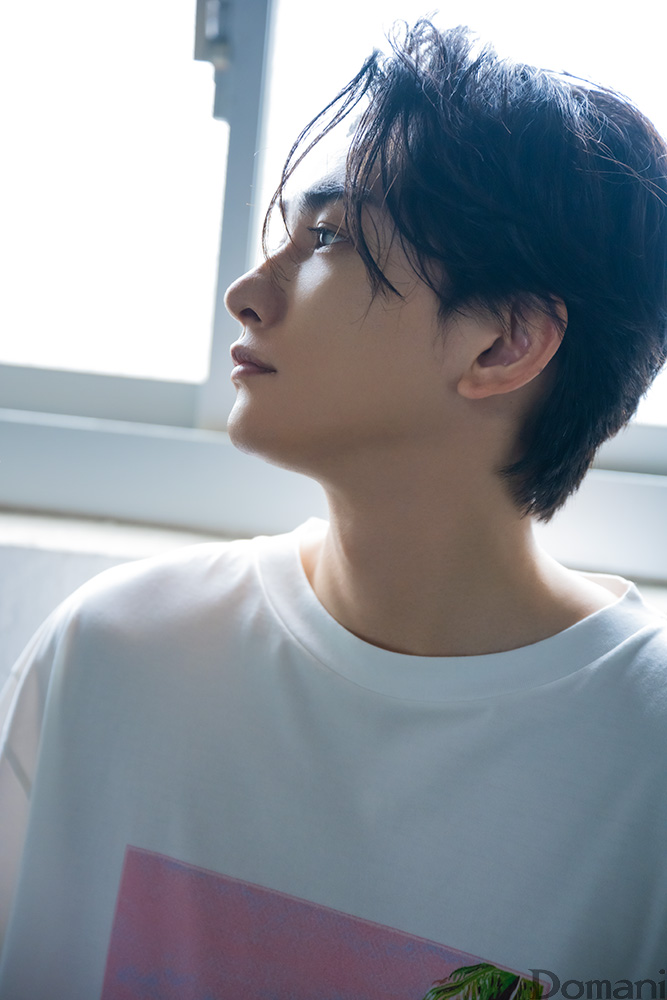 Tシャツ姿の町田啓太さん