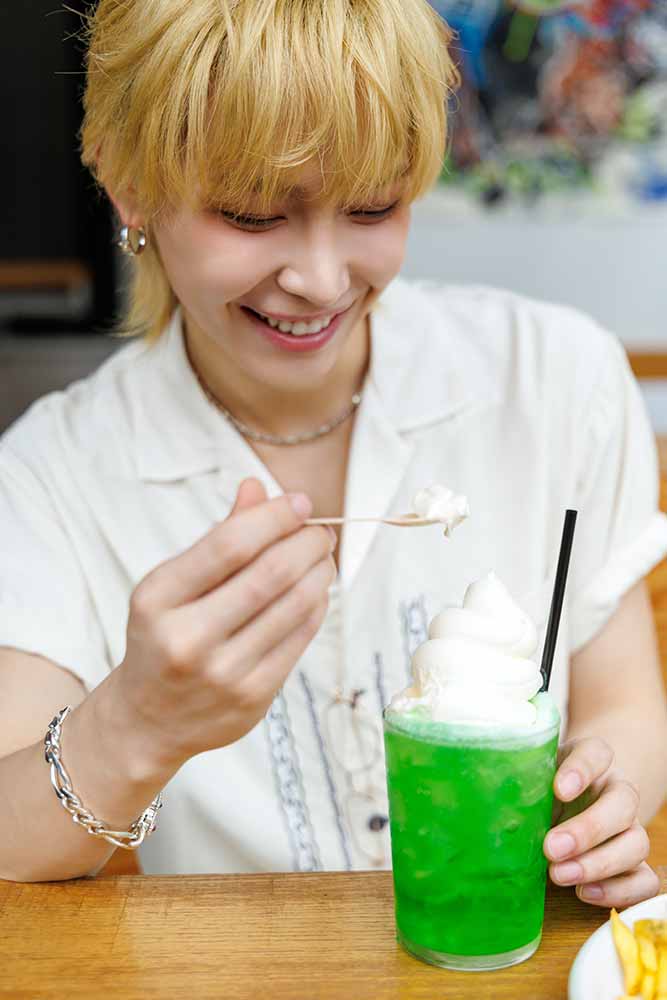 クリームソーダを食べるNICHOLASさん