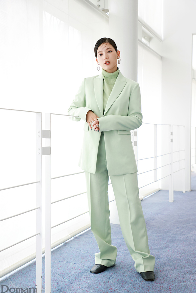 手すりにもたれた石井杏奈さん