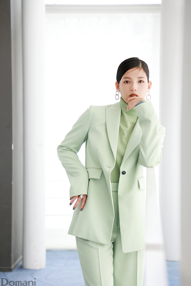 口元に手を置いた石井杏奈さん