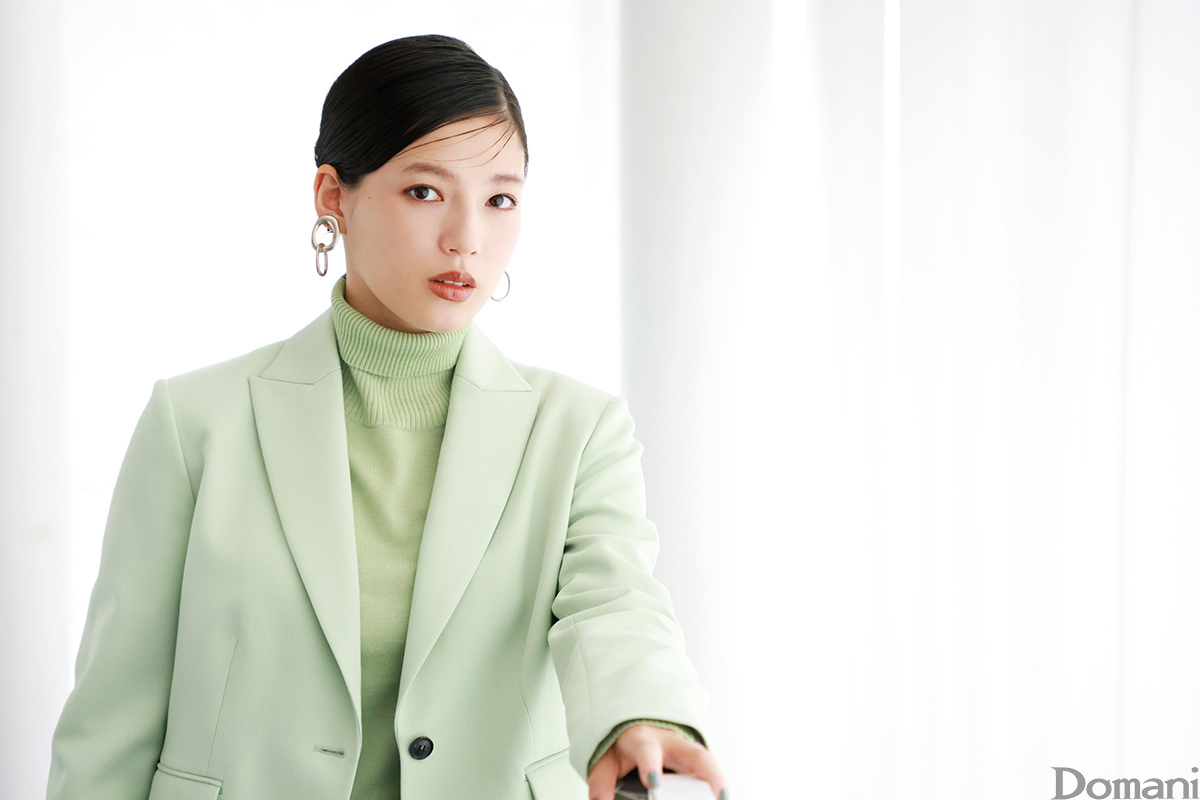 カメラを見つめる石井杏奈さん