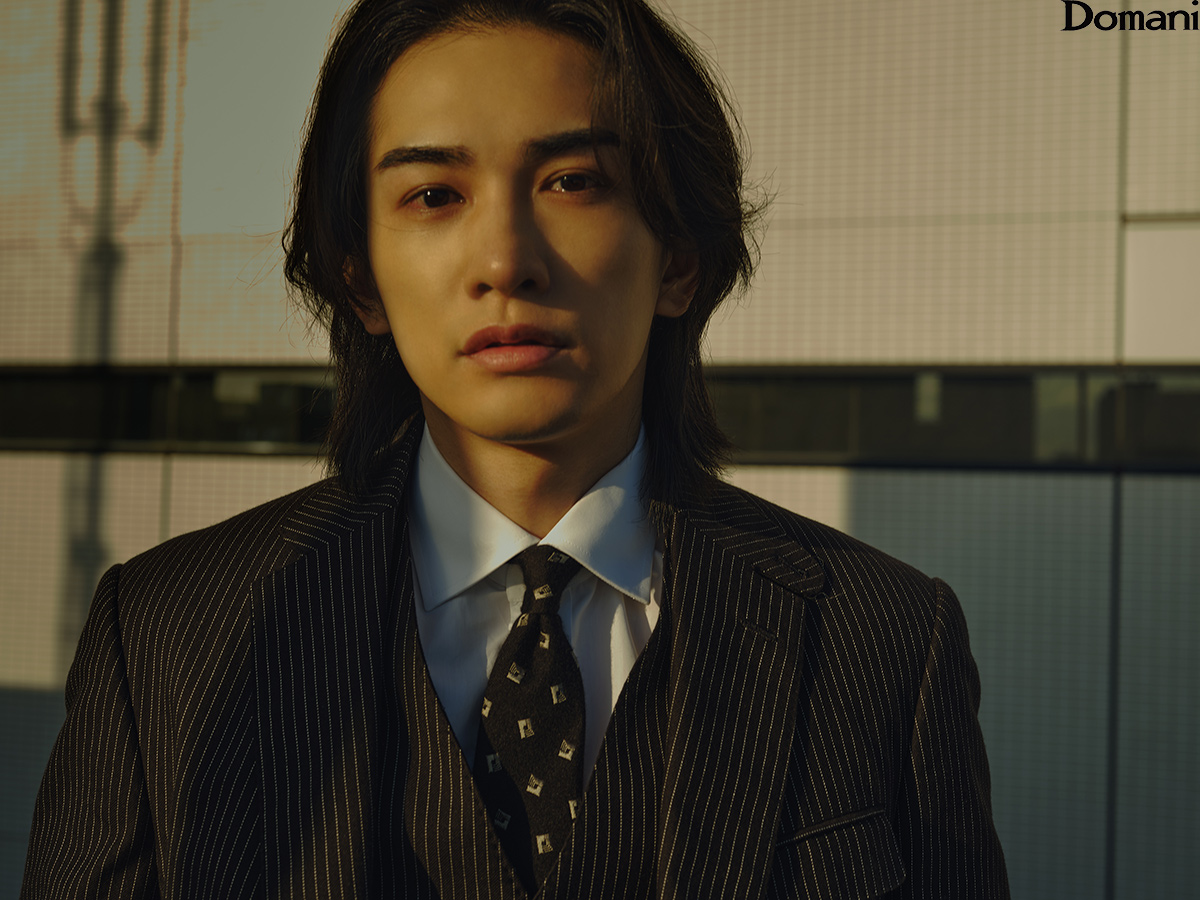 カメラをまっすぐ見据える町田啓太さん
