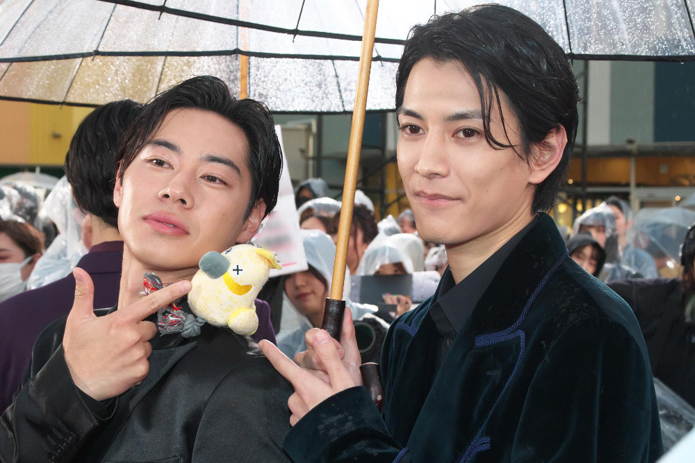 戸塚純貴さんの相棒インコ・ピー助を愛でる渡邊圭祐さん