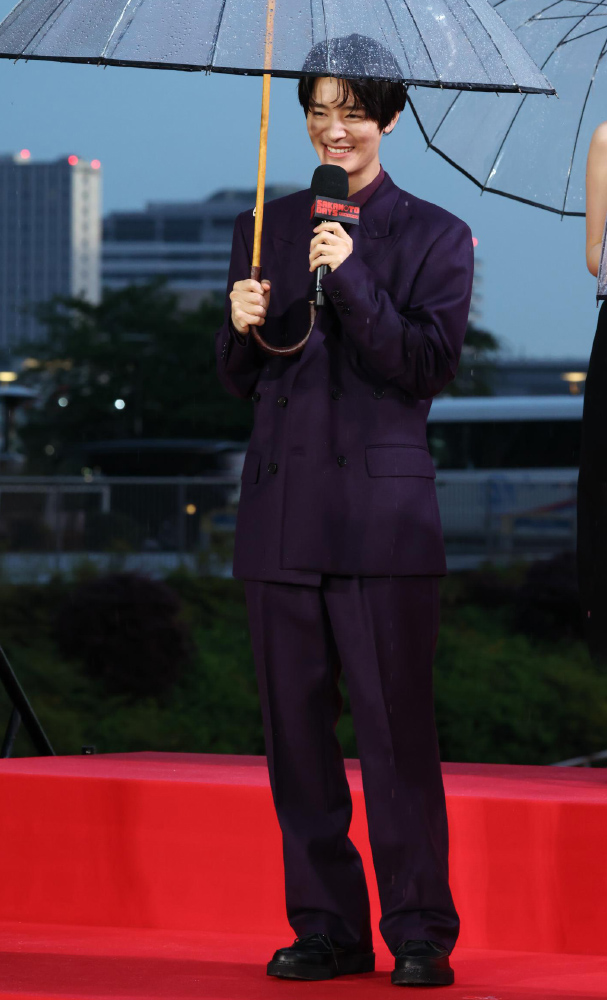 笑っている塩野瑛久さん