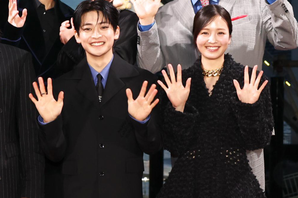 手を振っている高橋文哉さん、横田真悠さん