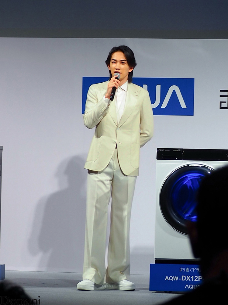 白のセットアップの町田啓太さん