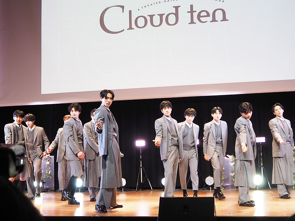 パフォーマンスしているクラウドテンのメンバー