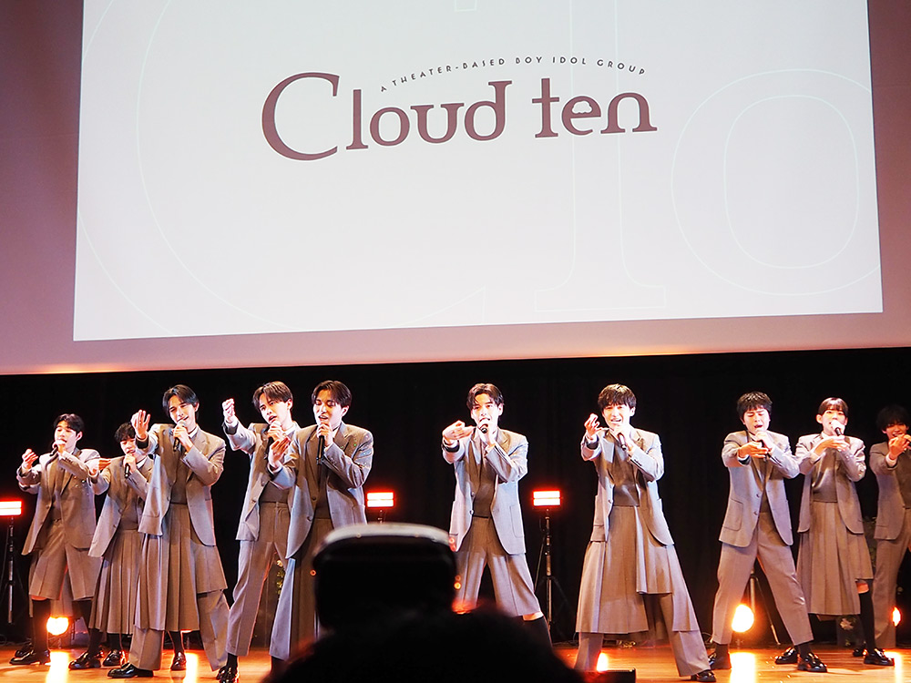 パフォーマンスしているクラウドテンのメンバー