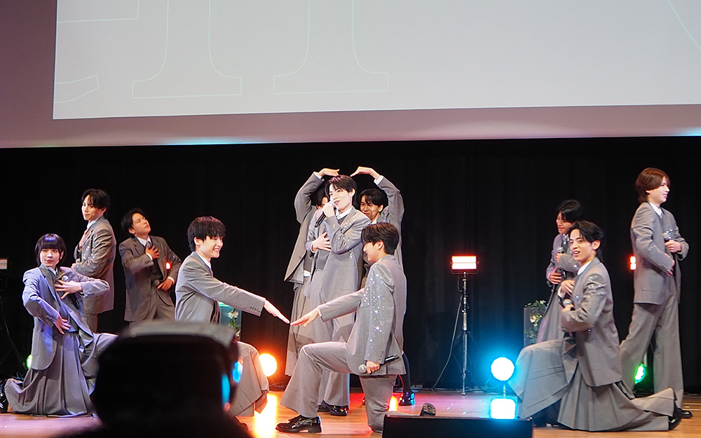 パフォーマンスしているクラウドテンのメンバー