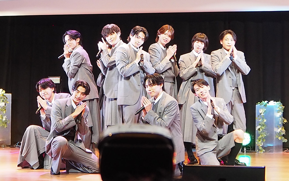 パフォーマンスしているクラウドテンのメンバー