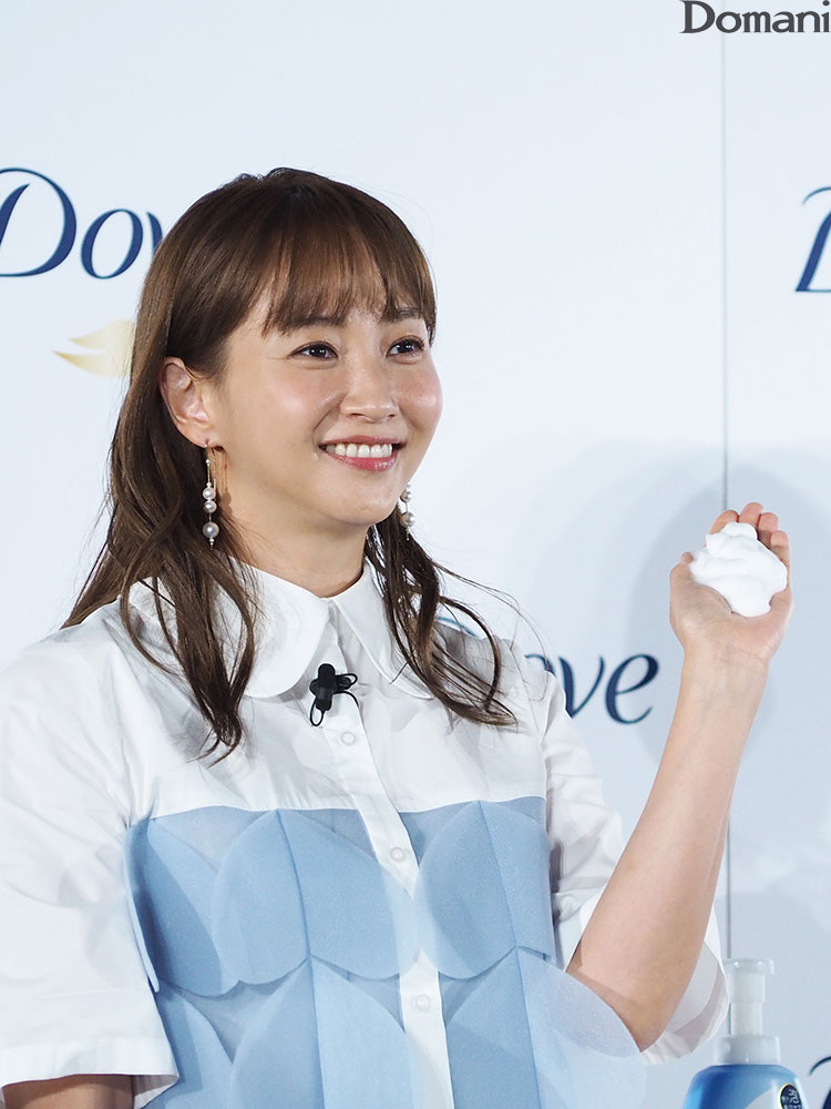 てのひらに乗せた泡を見せる藤本美貴さん