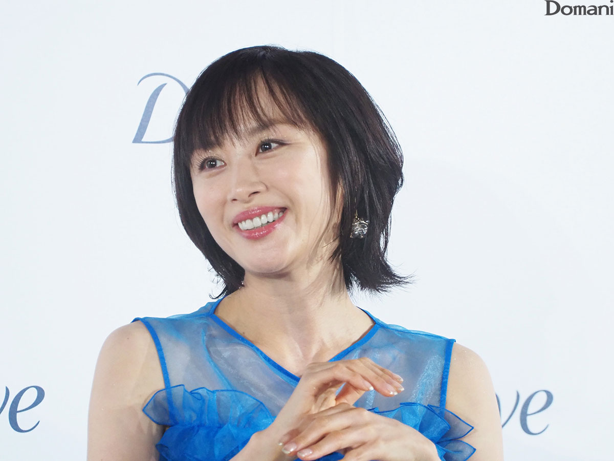 身振り手振りを交えて話す山口もえさん