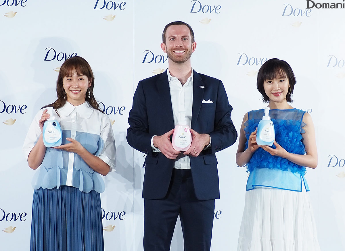 「ダヴ」新ボディウォッシュ戦略・製品発表会に登壇した山口もえさん、藤本美貴さん、ダヴ マーケティング ダイレクター エドアードさん