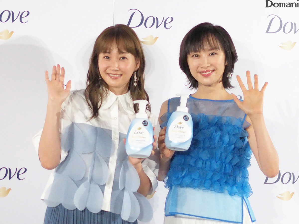 「ダヴ ボディウォッシュ」のボトルを片手に持ち、手を振る山口もえさんと藤本美貴さん