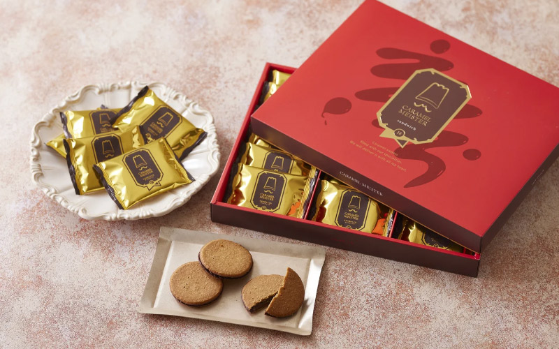 クッキーサンドと赤い箱の写真