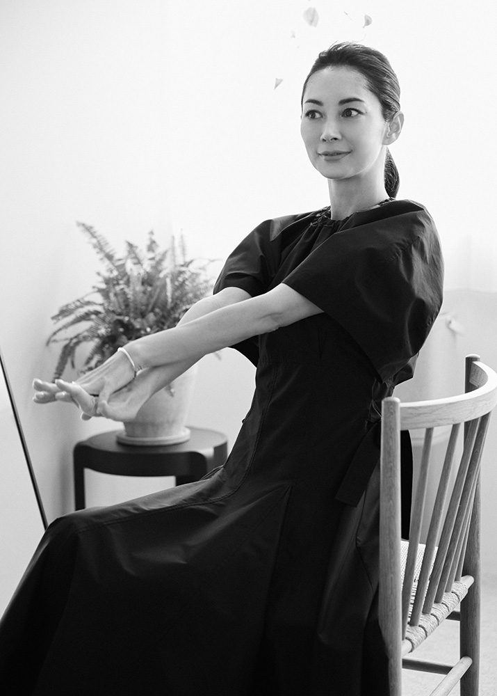 伊東美咲さん 座って腕を前に伸ばしている様子