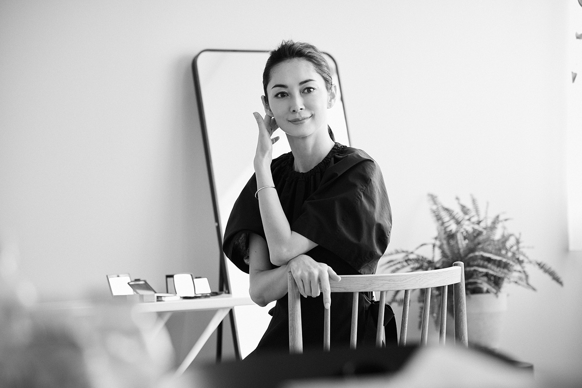 椅子に座った伊東美咲さん