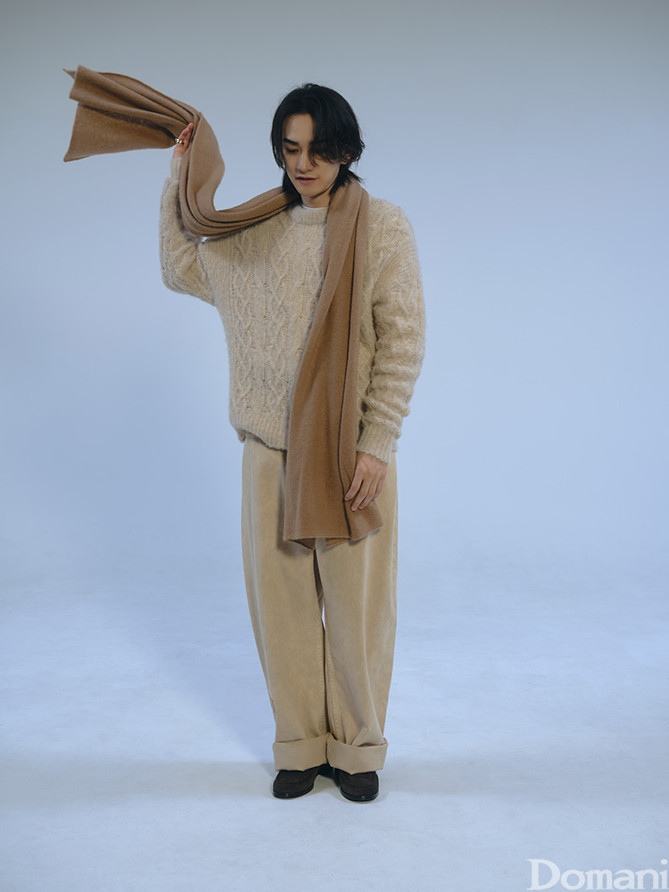 ストールを手にした町田啓太さん