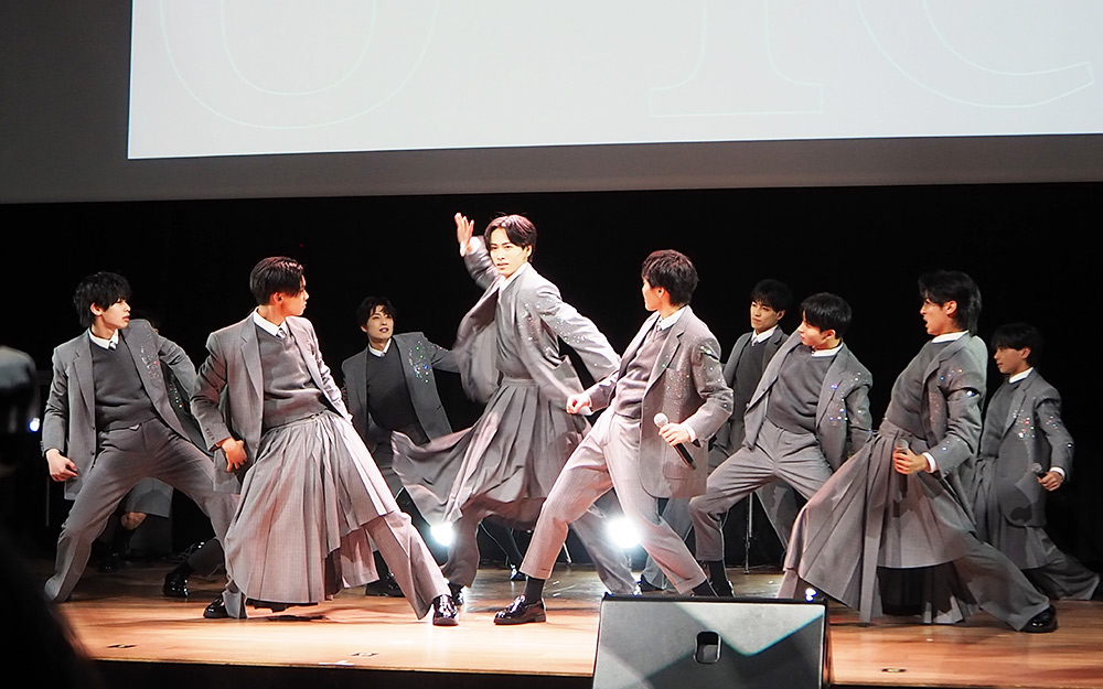 パフォーマンスしているクラウドテンのメンバー