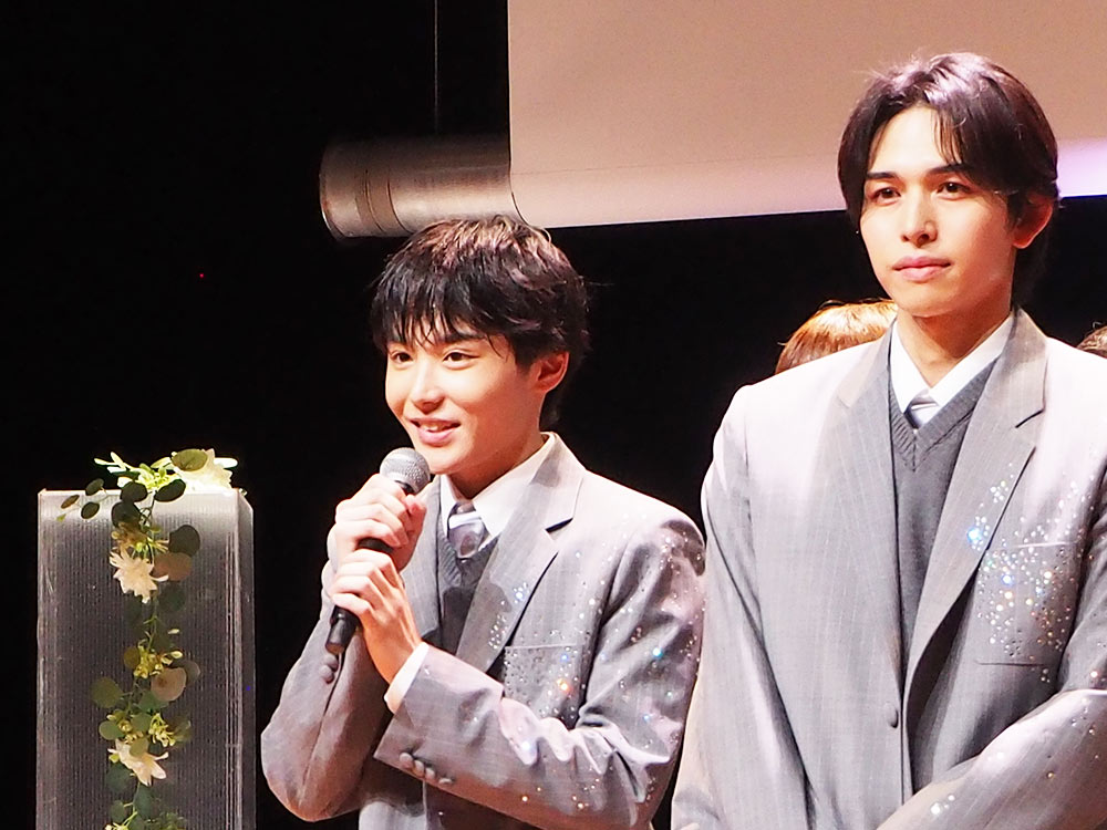 マイクを持っているクラウドテンのメンバー